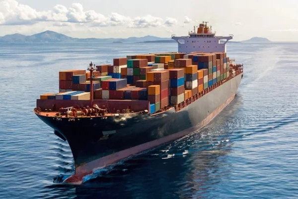 Container ship transporting goods Containerschiff mit gestapelten Frachtcontainern auf offener See