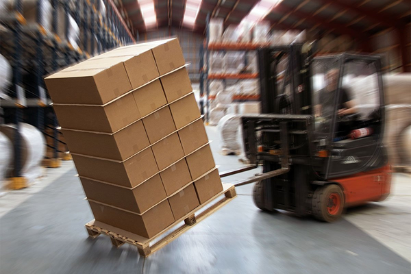 Pallet securing on forklift trucks Die scheinbar kippende Palette mit Kartons auf einem Gabestabler halten dank Antirutschpapier
